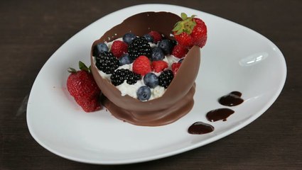 كاسات الشوكولاتة بالكريمة والفواكه