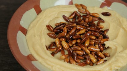 طريقة عمل متبل حمص بالصنوبر