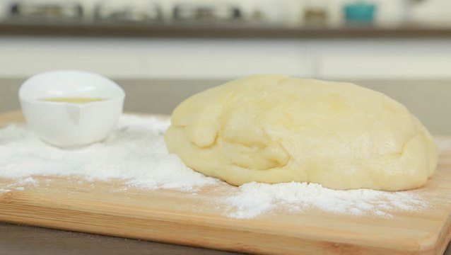 طريقة عمل عجينة بيتزا طرية بالصور