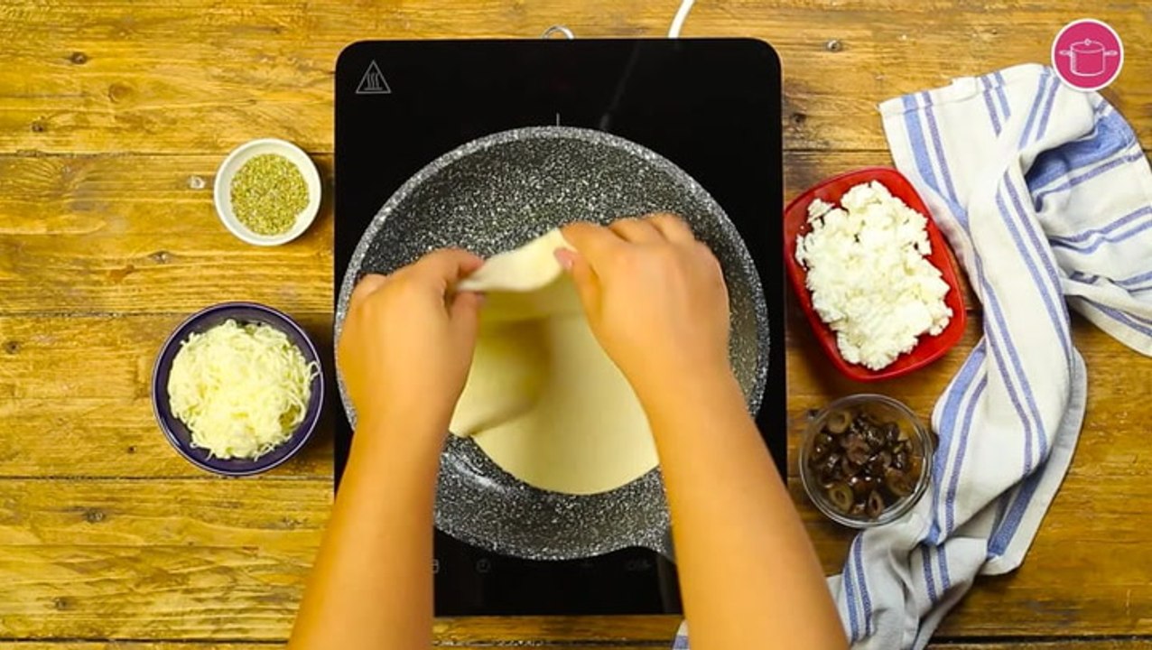 طريقة عمل فطيرة الجبن بالمقلاة خطوة خطوة - مد العجينة في المقلاة