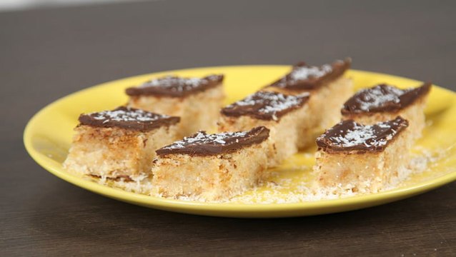 طريقة عمل حلى جوز الهند بالشوكولاتة والبسكويت