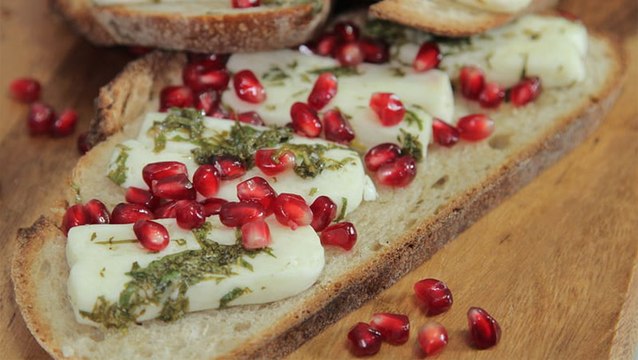 طريقة جبن الحلوم المشوي مع خبز