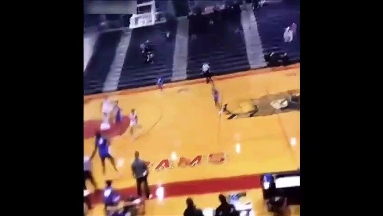 Un panier de basket tombe sur le parquet après un gros dunk