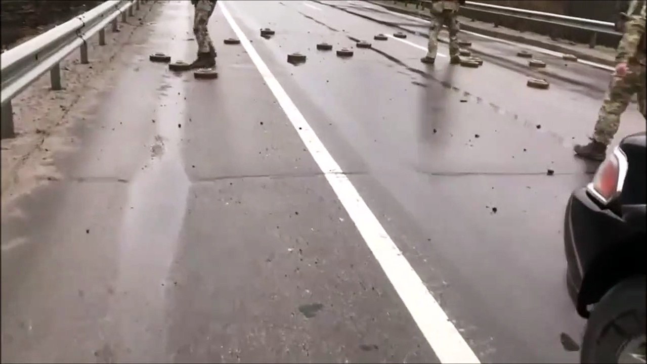 Ces militaires ukrainiens tapent dans des mines pour dégager une route