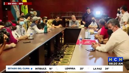 ¡Molote en SPS! Militantes de LIBRE irrumpen cabildo municipal, exigiendo el 50% de las plazas
