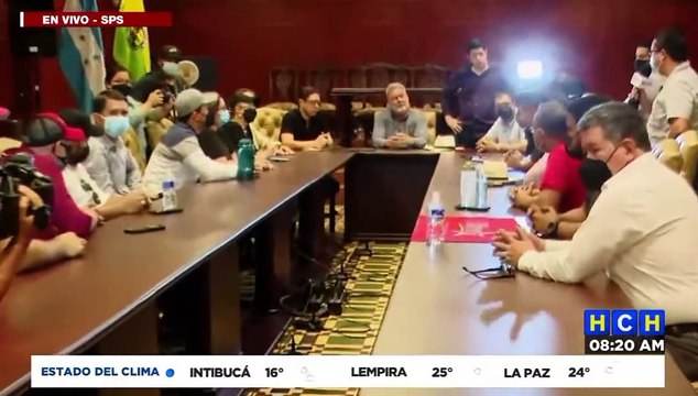 ¡Molote en SPS! Militantes de LIBRE irrumpen cabildo municipal, exigiendo el 50% de las plazas