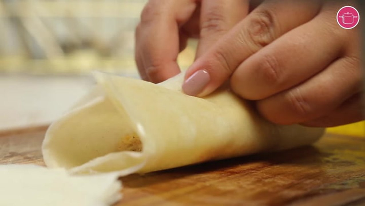 طريقة عمل سبرنغ رول خطوة خطوة - لف العجينة