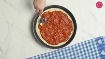 طريقة عمل البيتزا خطوة خطوة - مد الصوص