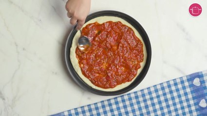 طريقة عمل البيتزا خطوة خطوة - مد الصوص