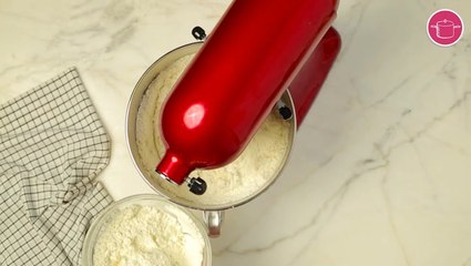 طريقة عمل البريوش خطوة خطوة - اضافة الدقيق