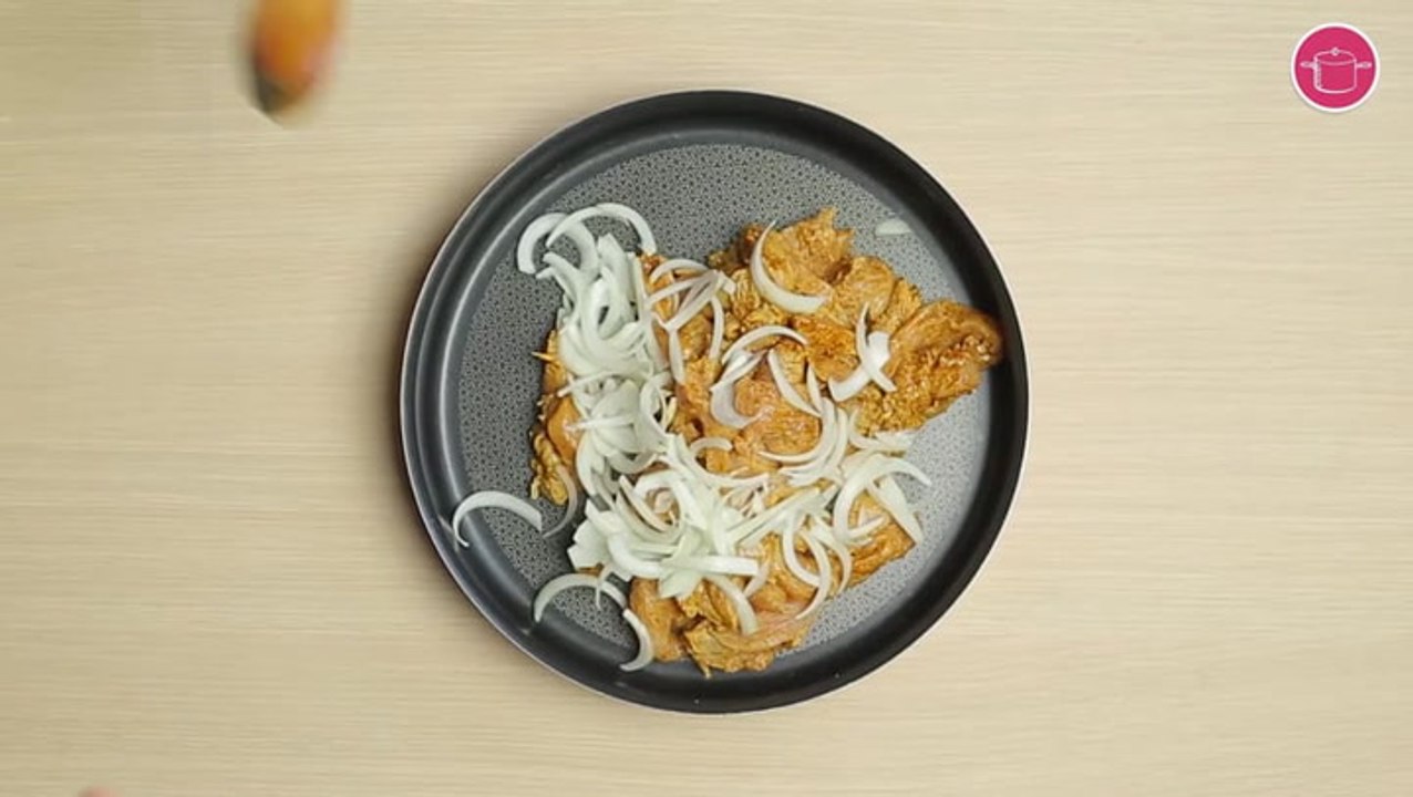 طريقة عمل شاورما دجاج خطوة خطوة - وضع المكونات في الصينية