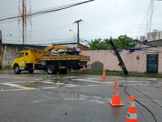 AMC bloqueia cruzamento no bairro Jardim América após queda de poste