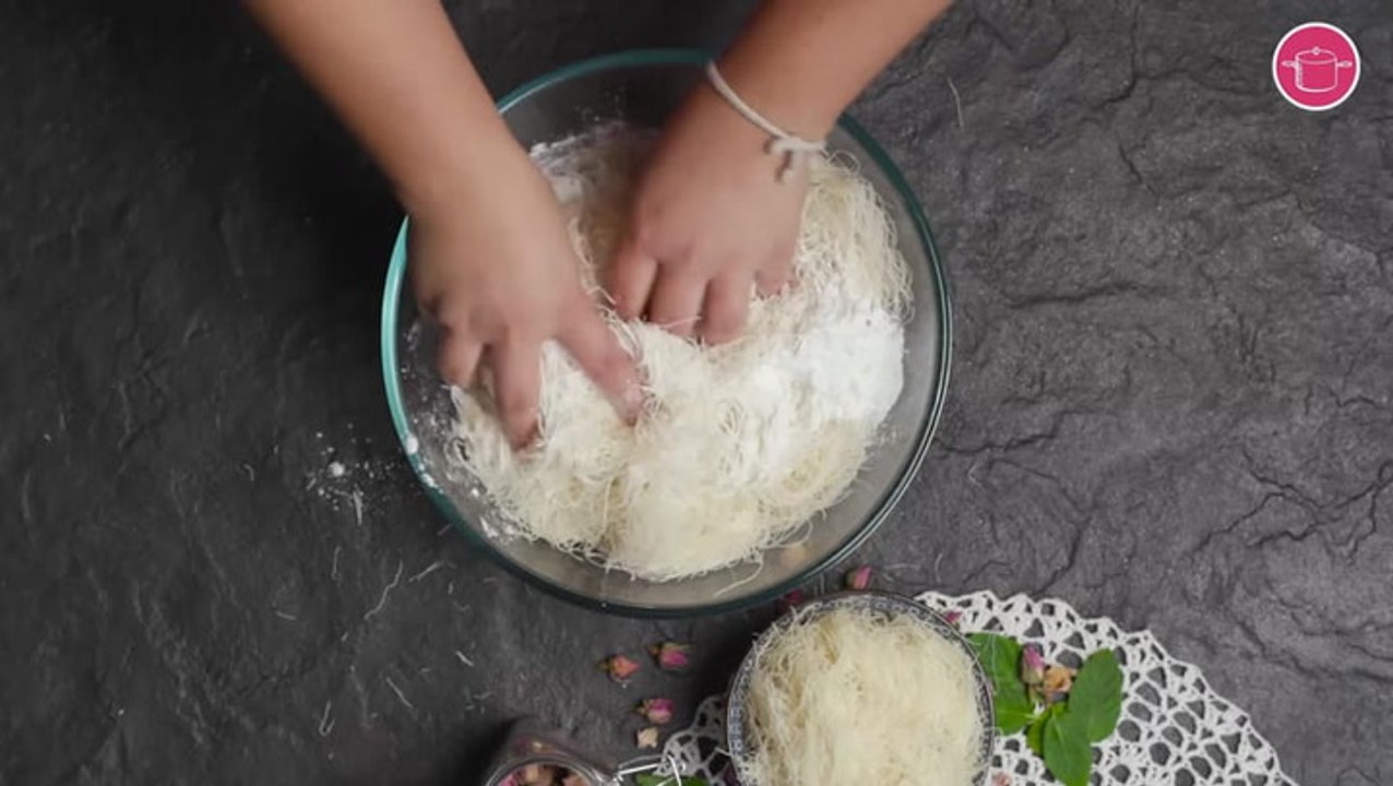 طريقة عمل الكنافة بالمهلبية خطوة خطوة - خلط العجينة