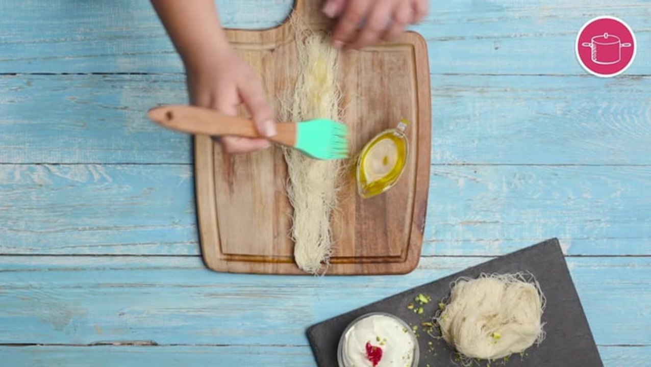 طريقة عمل الكنافة الملفوفة خطوة خطوة - دهن العجينة