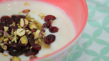 اللبن الزبادي بالتوت والفستق