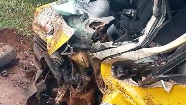 Caminhão atinge van na rodovia PR 489 entre Umuarama e Xambrê