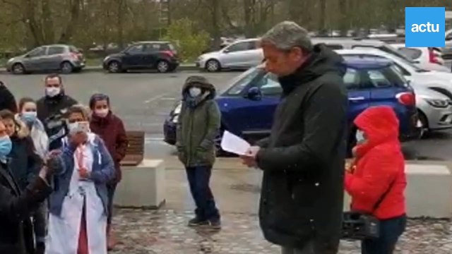 Les soignants du Centre hospitalier de Versailles (Yvelines) manifestent.