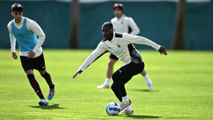 Descargar video: Milanello: prosegue la preparazione per Milan-Bologna