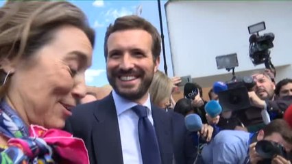 Casado reaparece en el Congreso del partido sonriente y acompañado por su mujer