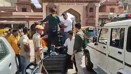 हमलावरों को लोडिंग टैक्सी में पकड़कर लाई पुलिस