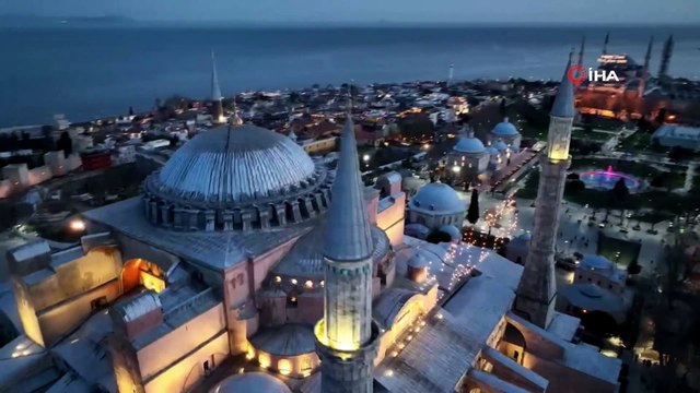 Ayasofya-i Kebir Camii Şerifi’nde “La İlahe İllallah” yazılı mahyalar altında akşam namazı heyecanı
