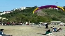 Korku dolu anlar! Yamaç paraşütçüsü sahilde kadına çarptı
