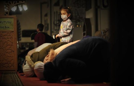 Bursa Ulu Camii'nde, 2 yıl aradan sonra toplu teravih namazı kılındı