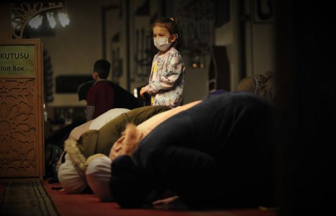 Bursa Ulu Camii'nde, 2 yıl aradan sonra toplu teravih namazı kılındı