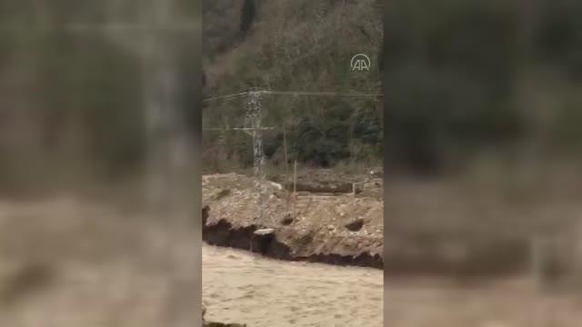 KASTAMONU - İnebolu ilçesinde sel nedeniyle köy grup yolu ulaşıma kapandı