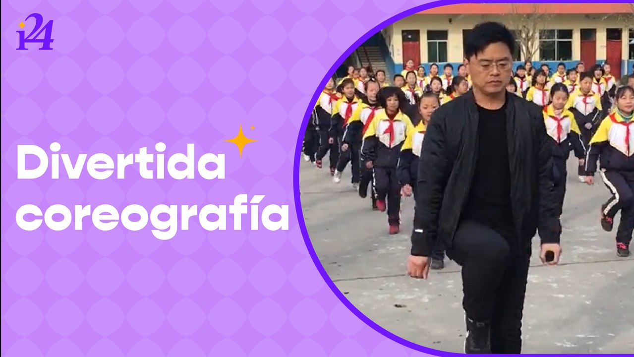 Con una divertida coreografía, este director motiva a sus algunos