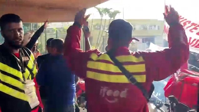 Entregadores seguem com protestos e chegam à Câmara Municipal de BH