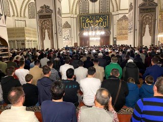 下载视频: Bursalılar ilk teravih için Ulu Camii'ne akın etti