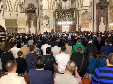 Bursalılar ilk teravih için Ulu Camii'ne akın etti