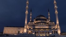 Tarihi camilerin minarelerine mahya asıldı