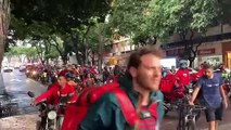 Motoboys passam pela Savassi durante protesto