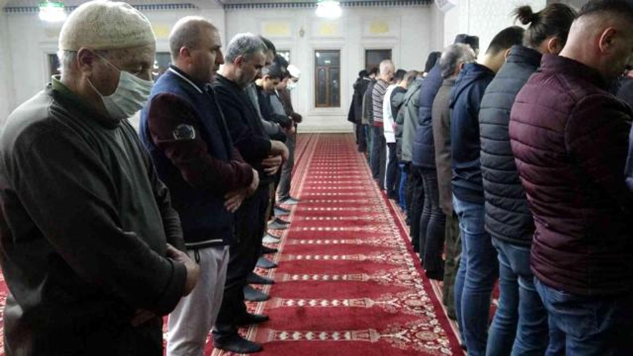 Yüksekova'da ilk teravih namazı kılındı