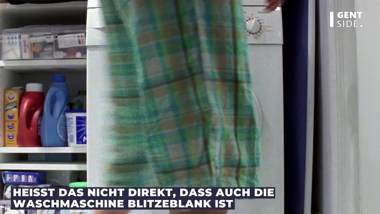 Mutter zeigt, wie schmutzig Waschmaschine ist