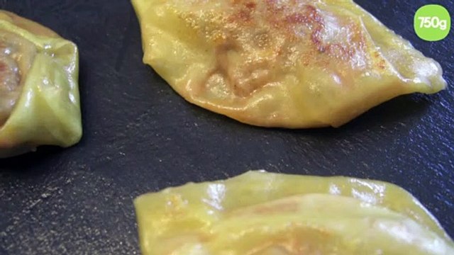 Gyoza ou raviolis japonais accompagnés de sauce soja