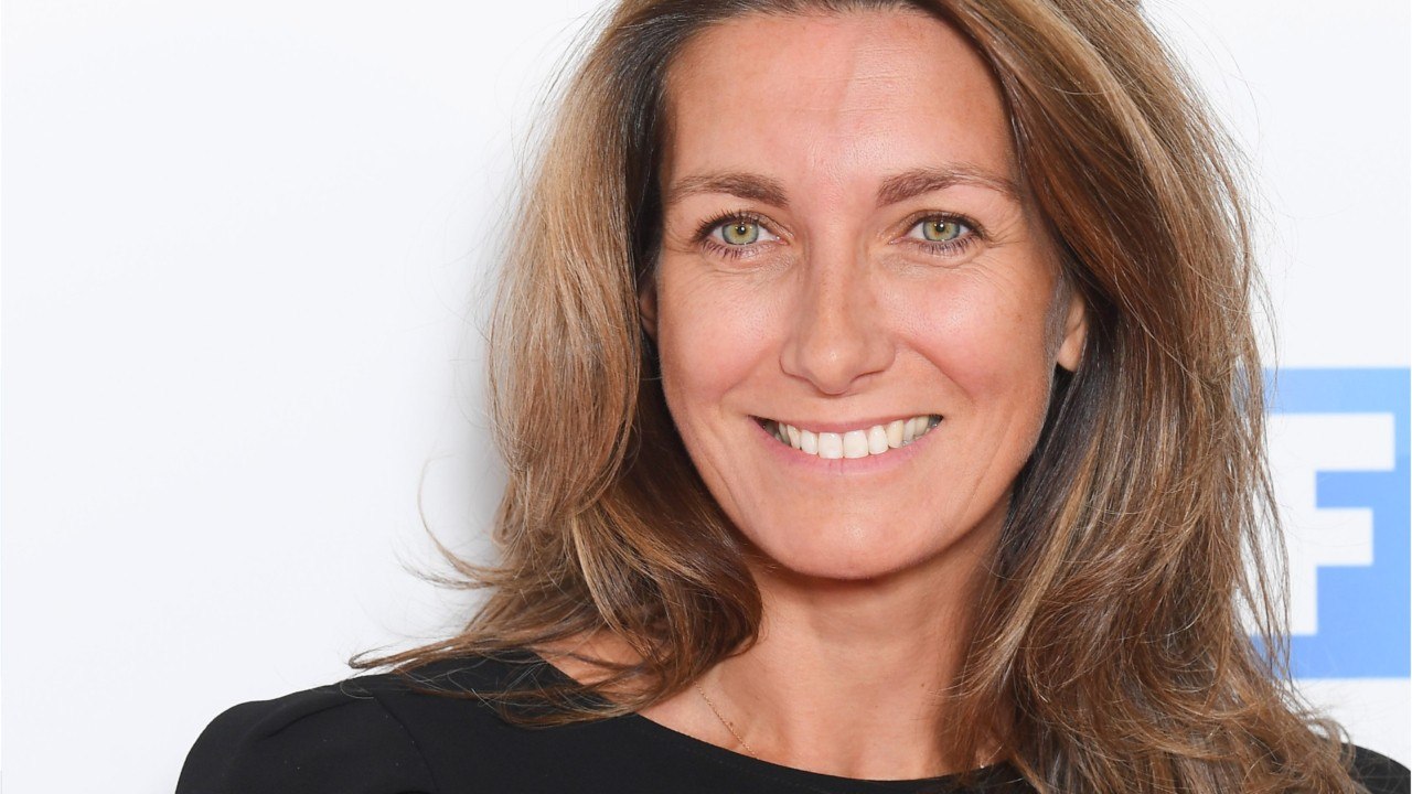 VOICI : Anne-Claire Coudray en panique : ce jour où elle a dû “marcher pieds nus dans la rue”