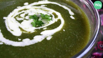 Velouté léger de fanes de navet, crème au roquefort