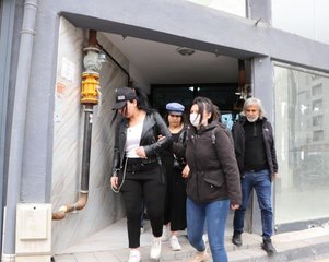 PKK'YI SİMGELEYEN BEZ PARÇASI SALLAYAN 3 KADINA GÖZALTI