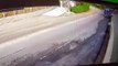 Vídeo mostra quando mulher perde controle do carro em curva e capota em Blumenau
