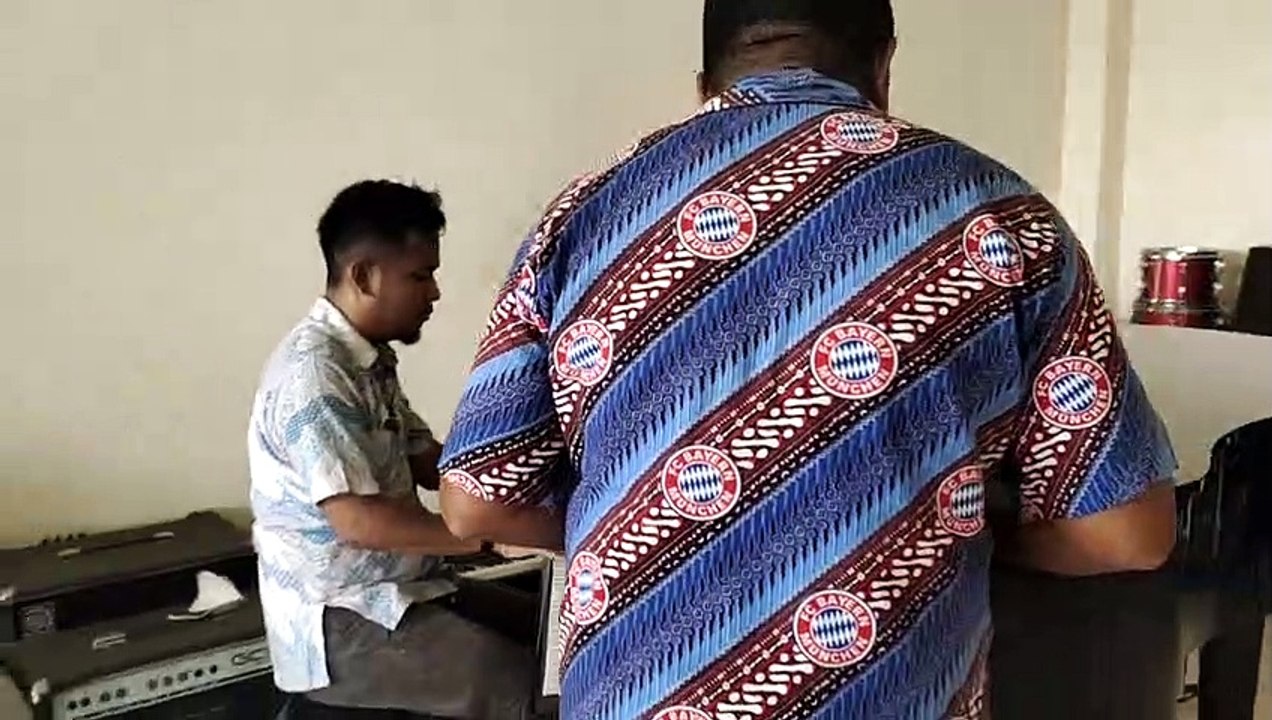 Menjulang Nyata atas bukit kala