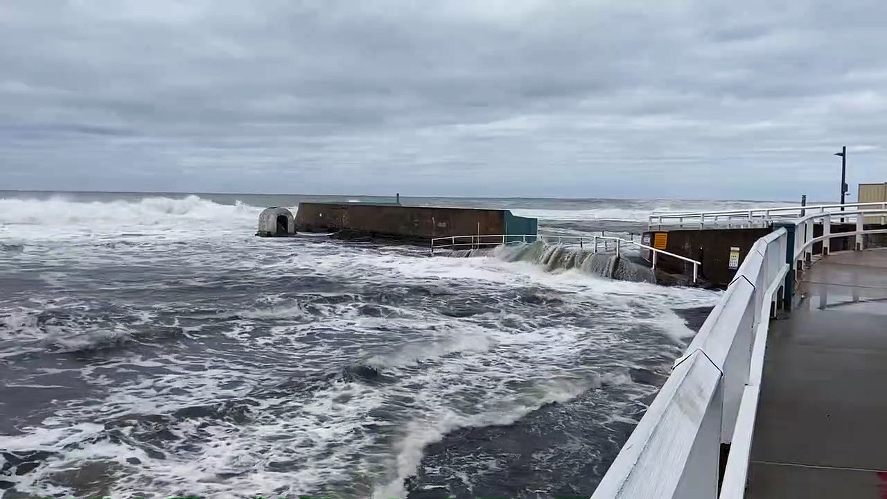 NEWCASTLE  OCEAN BATHS/SATURDAY APRIL 2 2022/NEWCASTLE HERALD