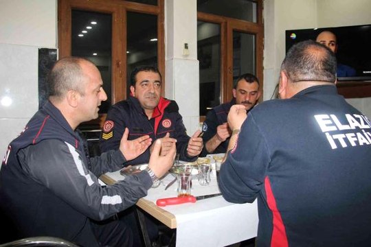 İtfaiyeciler ilk sahuru görev başında yaptı