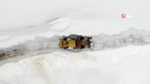 Nisan ayında kar kalınlığının 10 metreyi bulduğu Muş'ta karla mücadele