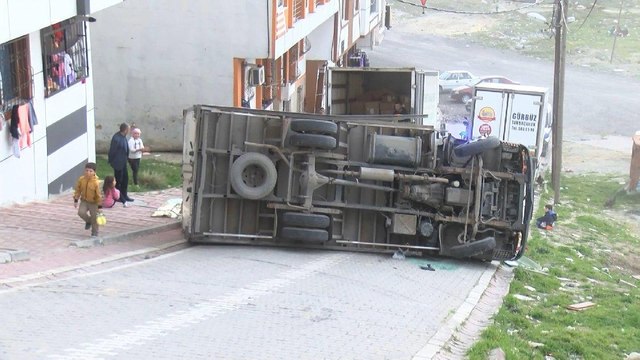 Esenyurt’ta yokuşta kayan kamyonet devrildi… O anlar kamerada
