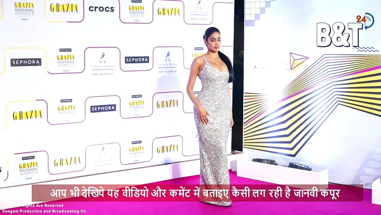Janhvi Kapoor Showing Hot Milky Assets At The Red Carpet of Star Studded Awards