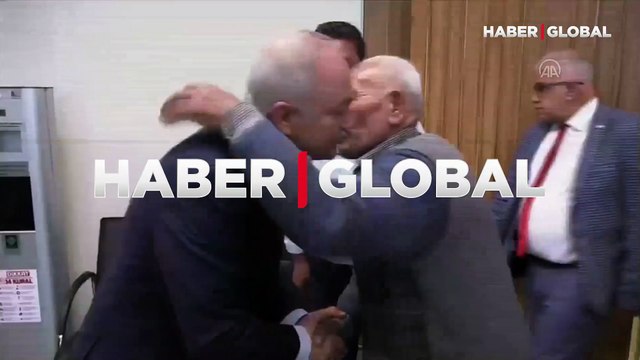 Osmaniye Belediye Başkanı Kadir Kara seyyar satıcıdan elini öperek özür diledi