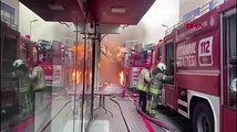 Sarıyer’de korkutan yangın: Alevler itfaiye aracına da sıçradı!